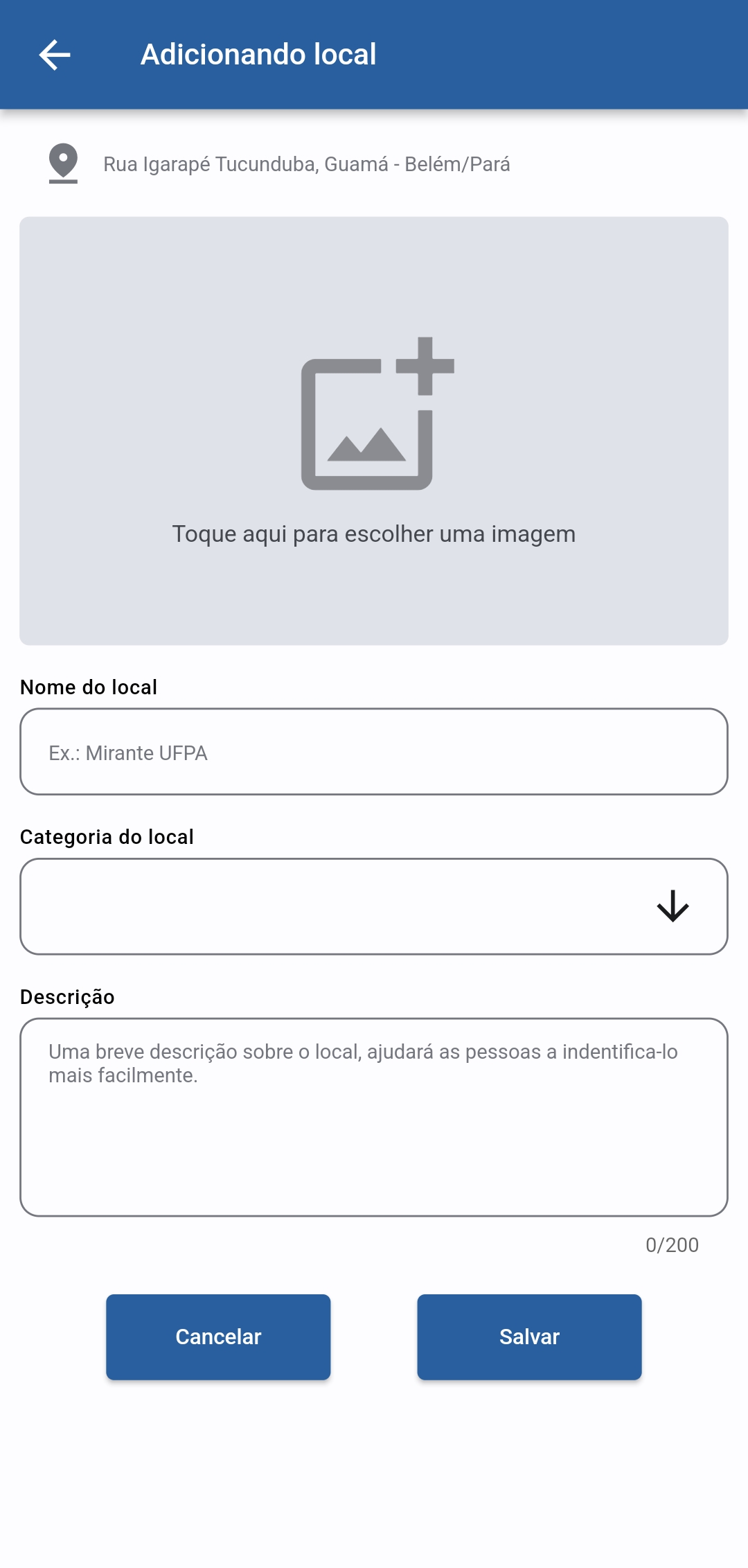 A imagem demostra a tela Adicionando local do aplicativo D-MOVEL, onde permite cadastrar novos locais acessíveis. Ela exibe um campo para adicionar uma imagem do local, seguido por campos para inserir o nome, categoria e uma breve descrição do local.
